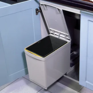 Here's the German translation:Rechteckiger Auszieh-Küchenmülleimer 16 L