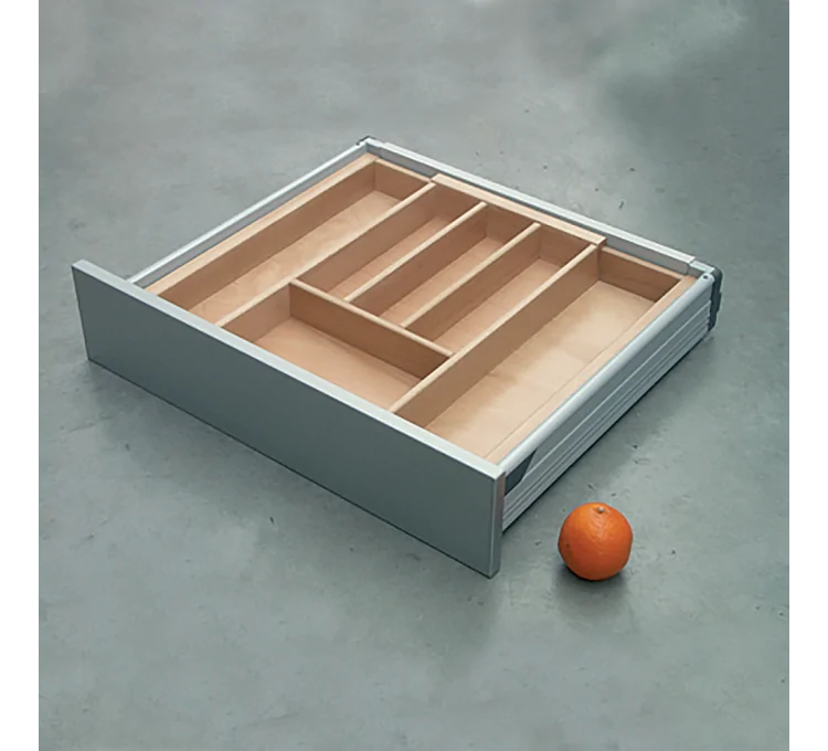 Here's the German translation:Ausziehbarer Besteckkasten aus massivem Buchenholz Here's the German translation:Ausziehbarer Besteckkasten aus massivem Buchenholz