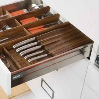 Organizador de cuchillos de fresno barnizado para cajón de cocina